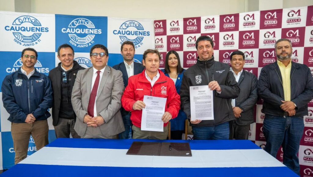 El corazón de Cauquenes se renueva: Gobernador y Alcalde firman histórico convenio de conservación vial 1 El corazon de Cauquenes se renueva Gobernador y Alcalde firman historico convenio de conservacion vial