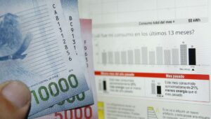 Gobierno anuncia devolucion de cobros excesivos en las cuentas de luz a partir de 2026