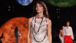 Lux Pascal deslumbra en el desfile PrimaveraVerano 2026 de Chanel en Paris