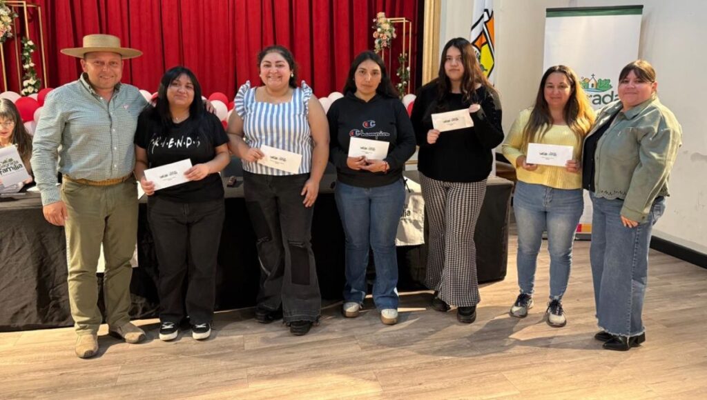 Sagrada Familia entrega becas de apoyo a estudiantes de educacion superior