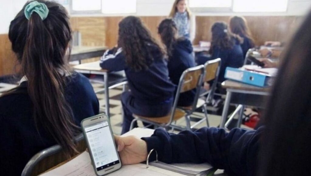 Senado avanza en proyecto que prohibe uso de celulares en colegios