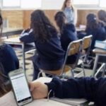 Senado avanza en proyecto que prohibe uso de celulares en colegios