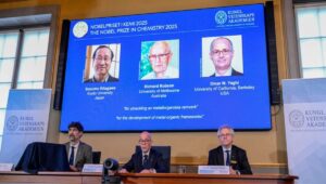 Tres cientificos reciben el Premio Nobel de Quimica 2025 por el desarrollo de estructuras metal organicas