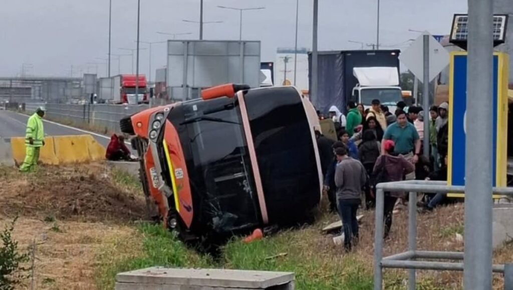 Bus con 38 trabajadores volco en la Ruta 5 Sur y dejo once lesionados en Mostazal 2