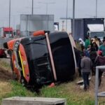 Bus con 38 trabajadores volco en la Ruta 5 Sur y dejo once lesionados en Mostazal 2