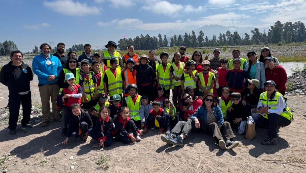 Estudiantes de escuela rural exploraron flora y fauna acuatica en el rio Tinguiririca