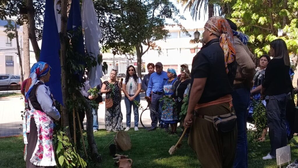 Maule celebra su primera Muestra de Arte y Cultura Indigena en la Plaza de Armas de Curico