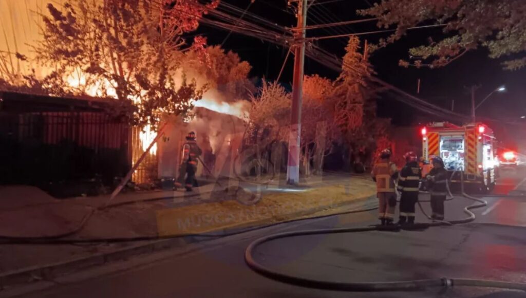 Curico Incendio arrasa vivienda en Sarmiento y deja siete personas damnificadas