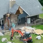 Sujeto destruyó parte de su casa con una retroexcavadora tras discusión con su esposa en Estados Unidos 4 retro