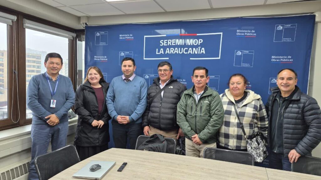 Diputada Flor Contreras coordinó importantes acuerdos viales para Pitrufquén y otras localidades tras reunión con seremi del MOP y director de Vialidad de La Araucanía 1 Diputada Flor Contreras y autoridades del MOP en La Araucania 2
