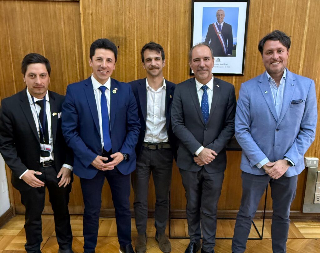 Histórico avance en infraestructura para Los Lagos: Confirman licitación de doble vía El Tepual, pavimentaciones en Fresia y financiamiento para el “Hito Cero” 1 Mauro Gonzalez junto al alcalde de Puerto Montt Rodrigo Wainraihgt y el biministro de Obras Publicas y Transportes Louis de Grange